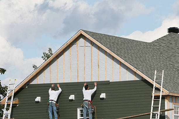 Professional Vinyl Siding technician working in Wilmington, IL